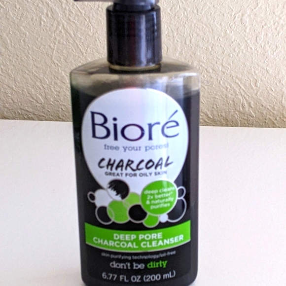 BIORE CHARCOAL DEEP PORE CLEANSER - Picture 3 of 5
